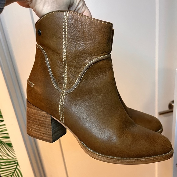 UGG Women’s Brown Leather Annie Boot Size 9 - Picture 2 of 11